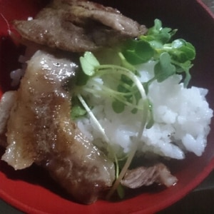 男の人にも❤すき焼き肉ソテー丼♪（岩塩＆黒胡椒）